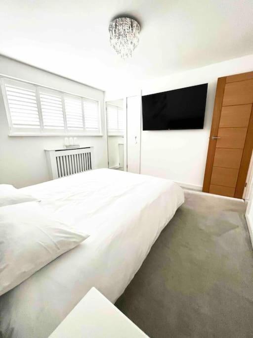 Recently Renovated,Modern House. Train Station Villa North Mymms Ngoại thất bức ảnh